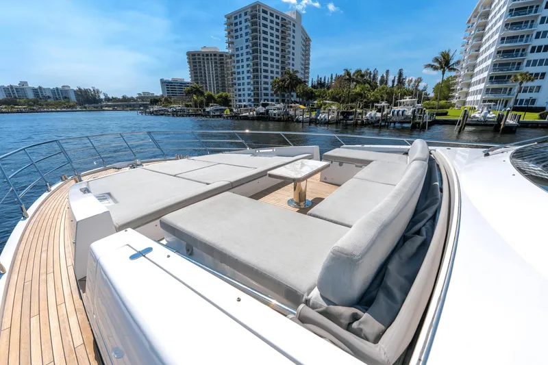 Slide: The Image of Azimut 72 Flybridge 2020 - 15