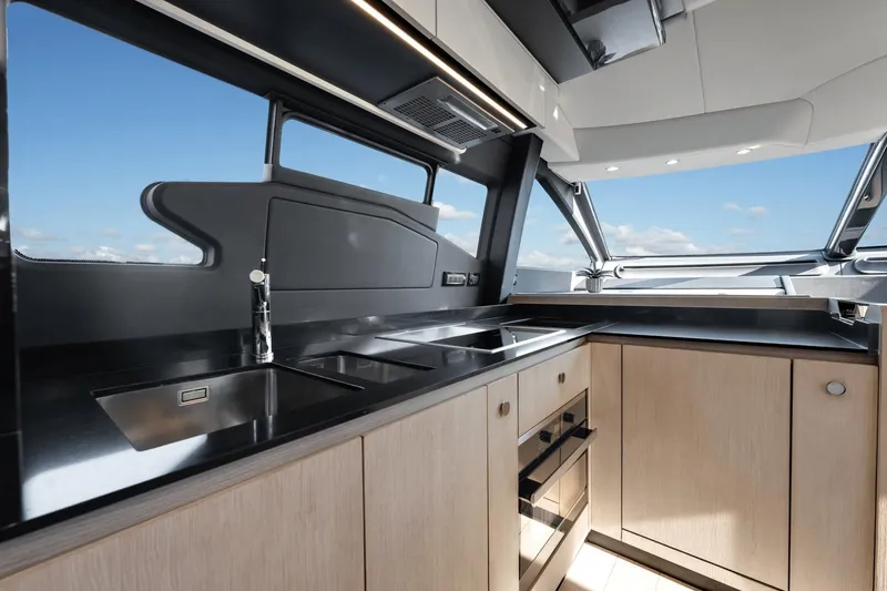 Slide: The Image of Azimut 72 Flybridge 2020 - 28