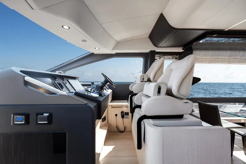 Slide: The Image of Azimut 72 Flybridge 2020 - 33