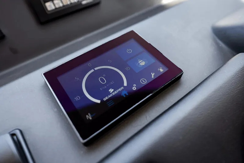 Slide: The Image of Azimut 72 Flybridge 2020 - 37