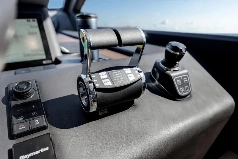 Slide: The Image of Azimut 72 Flybridge 2020 - 39