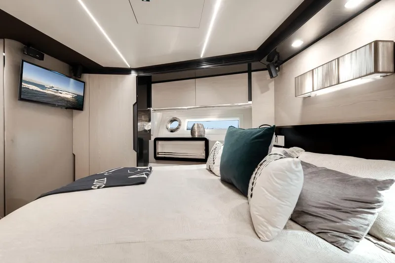 Slide: The Image of Azimut 72 Flybridge 2020 - 43