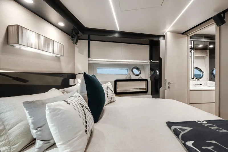 Slide: The Image of Azimut 72 Flybridge 2020 - 44