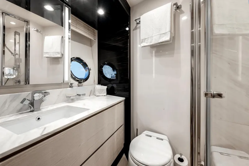 Slide: The Image of Azimut 72 Flybridge 2020 - 45