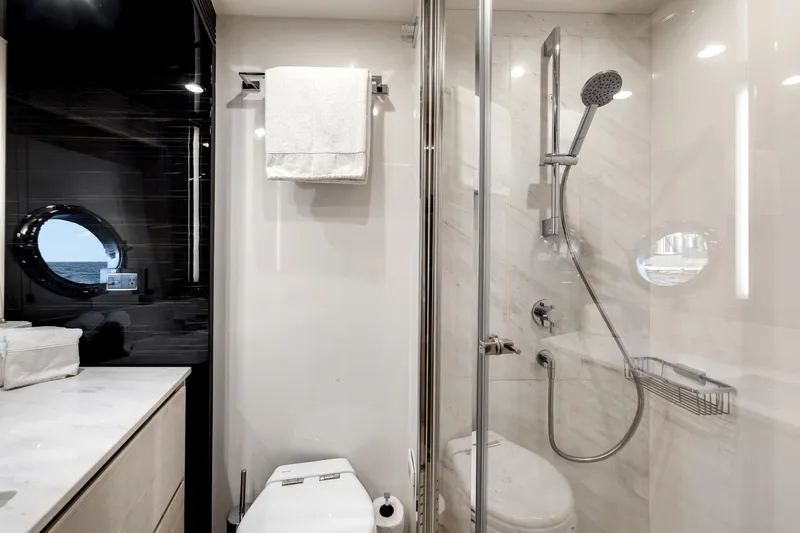 Slide: The Image of Azimut 72 Flybridge 2020 - 46