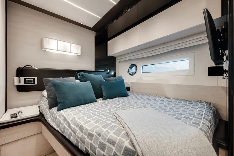 Slide: The Image of Azimut 72 Flybridge 2020 - 47