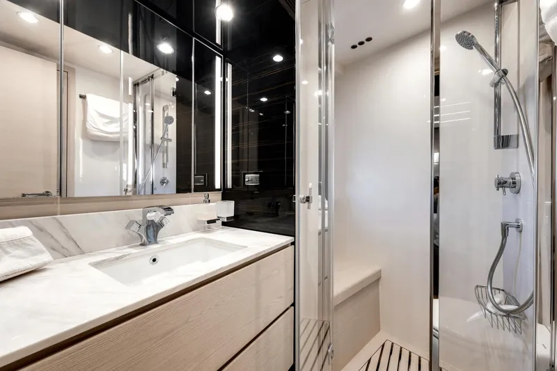 Slide: The Image of Azimut 72 Flybridge 2020 - 49