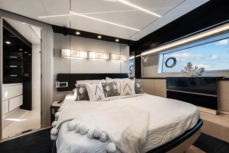 Slide: The Image of Azimut 72 Flybridge 2020 - 54