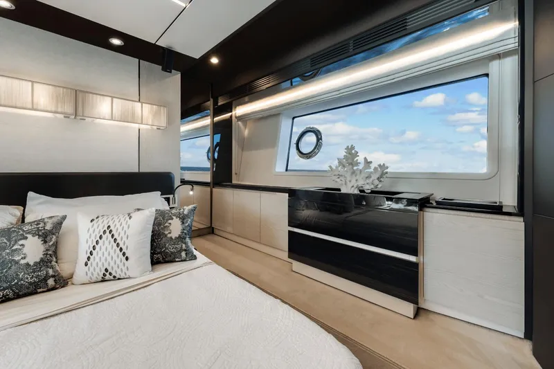 Slide: The Image of Azimut 72 Flybridge 2020 - 56