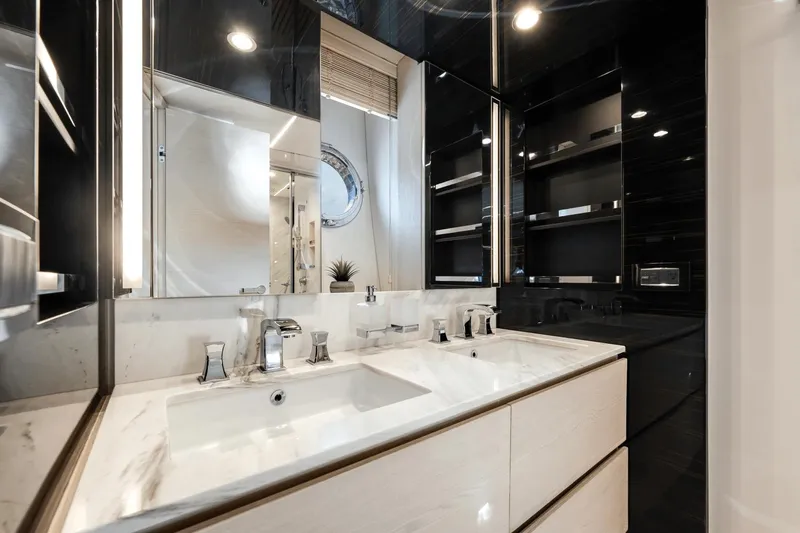 Slide: The Image of Azimut 72 Flybridge 2020 - 57