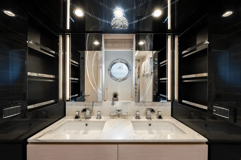 Slide: The Image of Azimut 72 Flybridge 2020 - 58