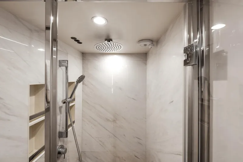 Slide: The Image of Azimut 72 Flybridge 2020 - 59