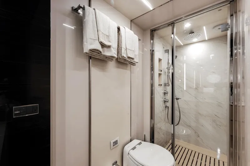 Slide: The Image of Azimut 72 Flybridge 2020 - 60