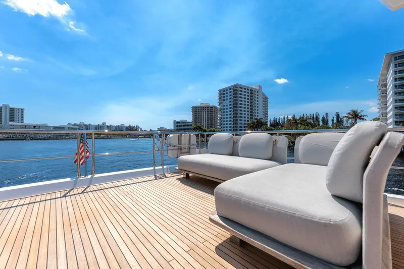 Slide: The Image of Azimut 72 Flybridge 2020 - 68