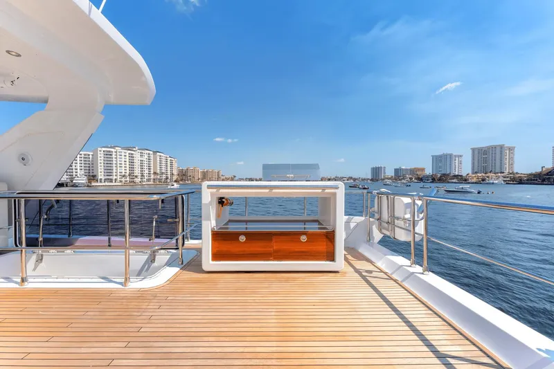 Slide: The Image of Azimut 72 Flybridge 2020 - 69