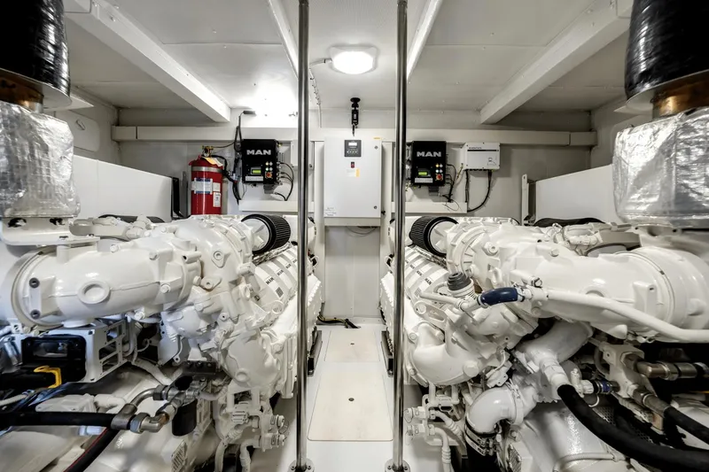 Slide: The Image of Azimut 72 Flybridge 2020 - 80