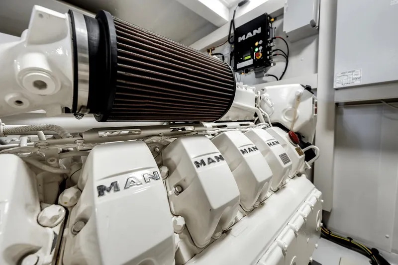 Slide: The Image of Azimut 72 Flybridge 2020 - 81