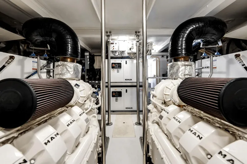 Slide: The Image of Azimut 72 Flybridge 2020 - 82