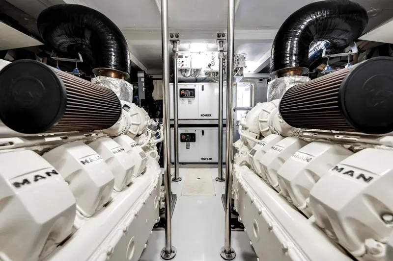 Slide: The Image of Azimut 72 Flybridge 2020 - 86