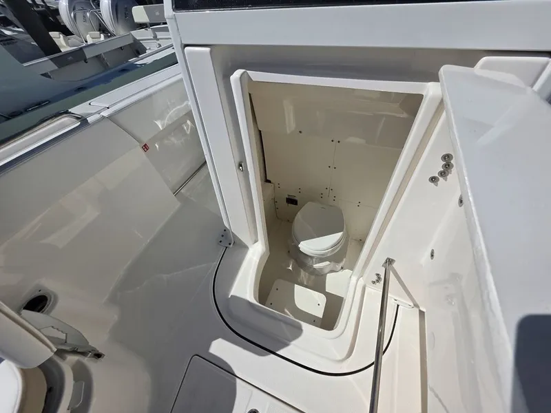Slide: The Image of Robalo R250 2027 - 13