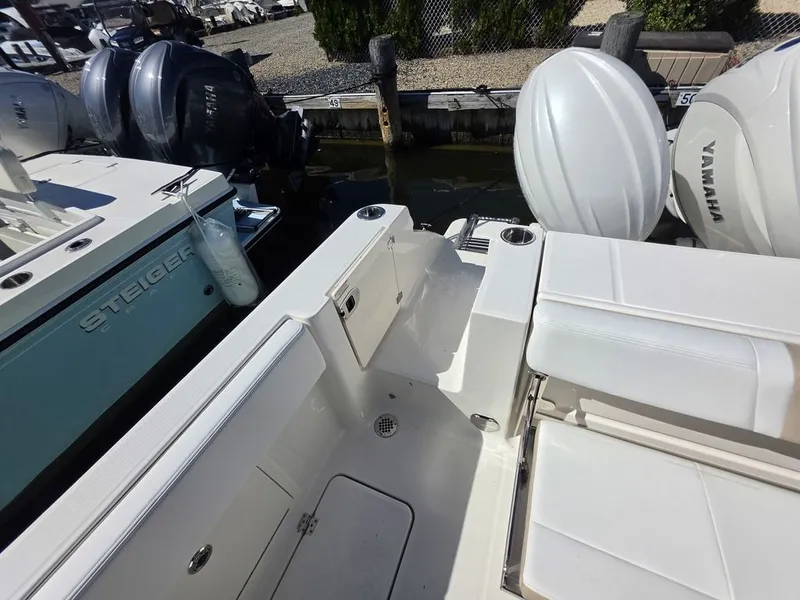 Slide: The Image of Robalo R250 2027 - 16