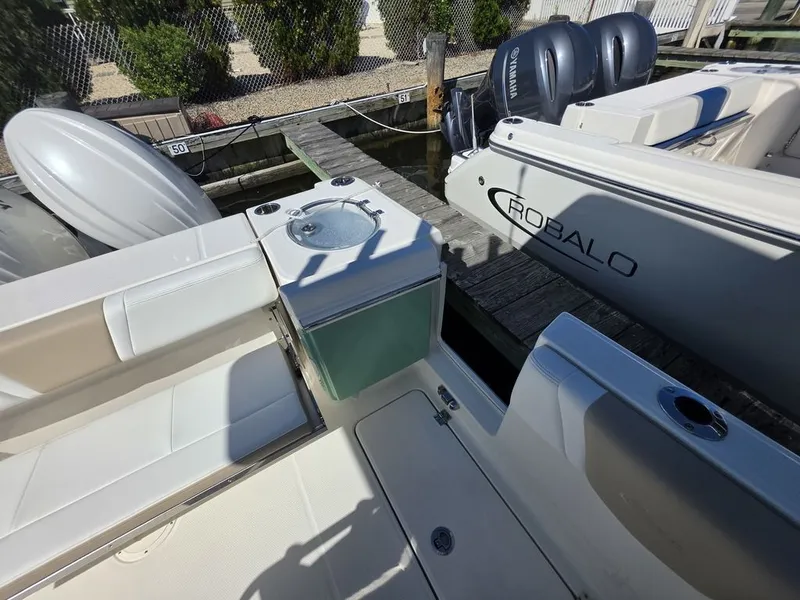 Slide: The Image of Robalo R250 2027 - 15
