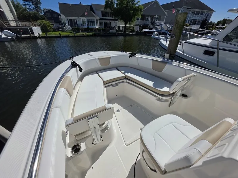 Slide: The Image of Robalo R250 2027 - 14