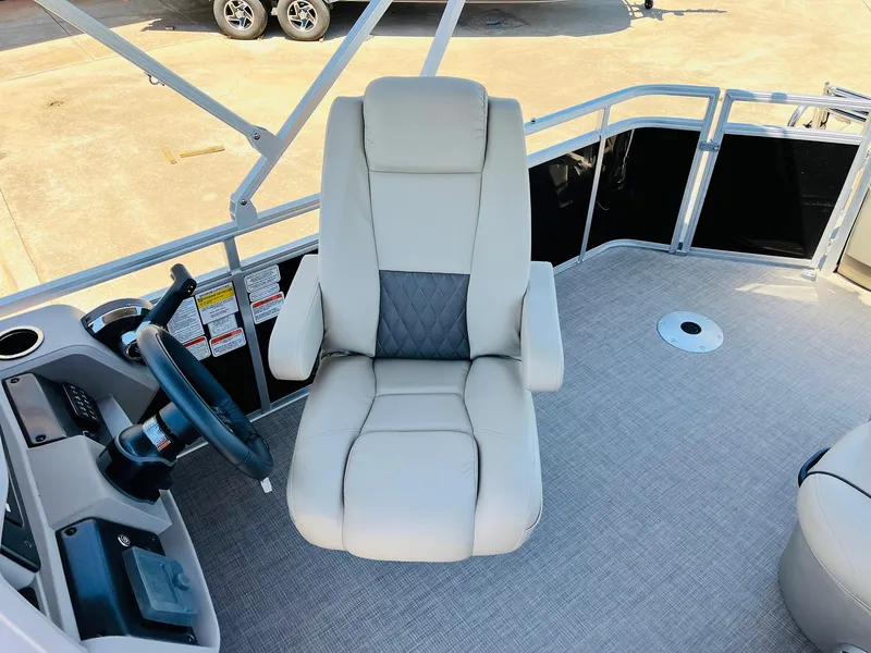 Slide: The Image of 2024 Sun Tracker SportFish 20 DLX boat interior with captain's chair and steering wheel. - 34