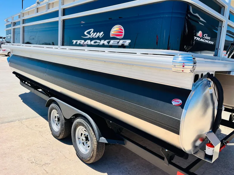 Slide: The Image of 2024 Sun Tracker SportFish 20 DLX pontoon boat on trailer, side view. - 8