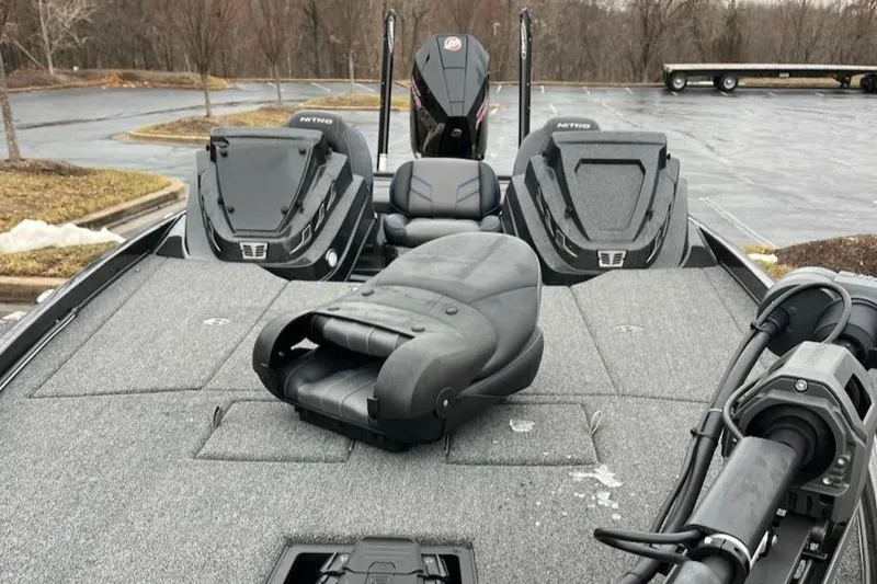 Slide: The Image of 2024 Nitro Z21 XL Pro boat interior with advanced seating and equipment. - 4