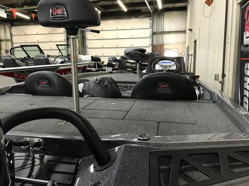 Slide: The Image of 2024 Ranger Z518 Ranger Cup Equipped boat interior in a showroom. - 11