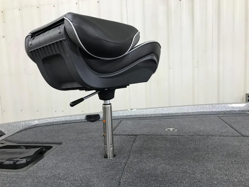 Slide: The Image of 2024 Ranger Z518 Ranger Cup Equipped boat seat on deck. - 7