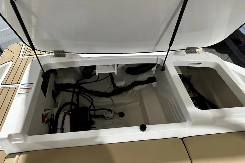 Slide: The Image of Sea Ray SPX 210 Outboard 2025 - 12