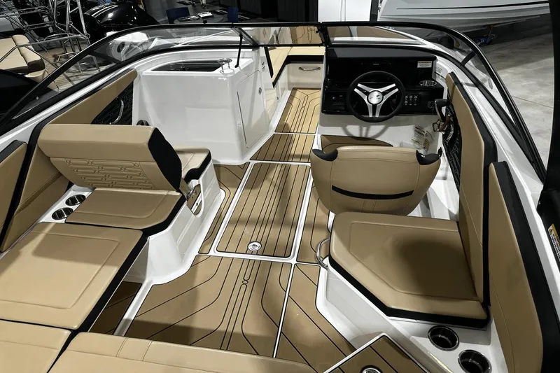 Slide: The Image of Sea Ray SPX 210 Outboard 2025 - 16