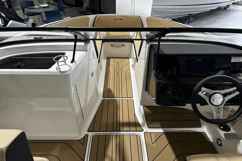 Slide: The Image of Sea Ray SPX 210 Outboard 2025 - 22