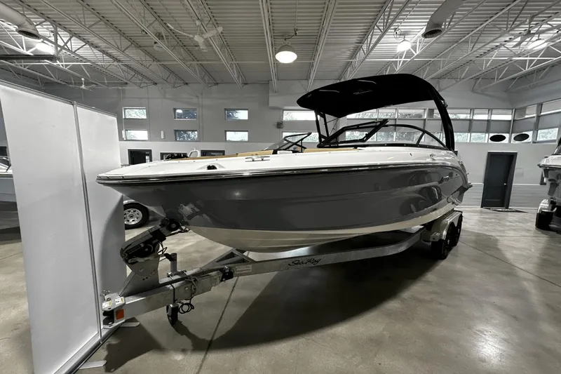 Slide: The Image of Sea Ray SPX 210 Outboard 2025 - 4