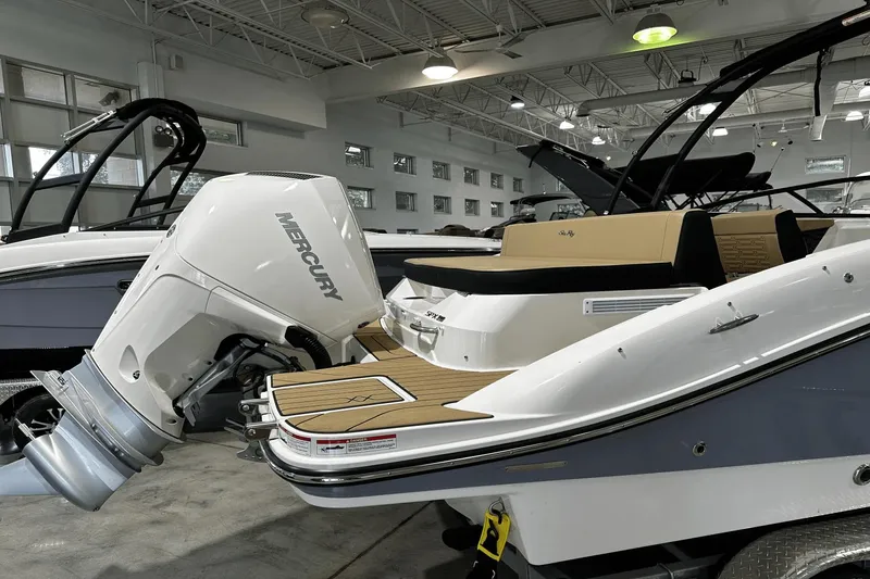 Slide: The Image of Sea Ray SPX 210 Outboard 2025 - 7