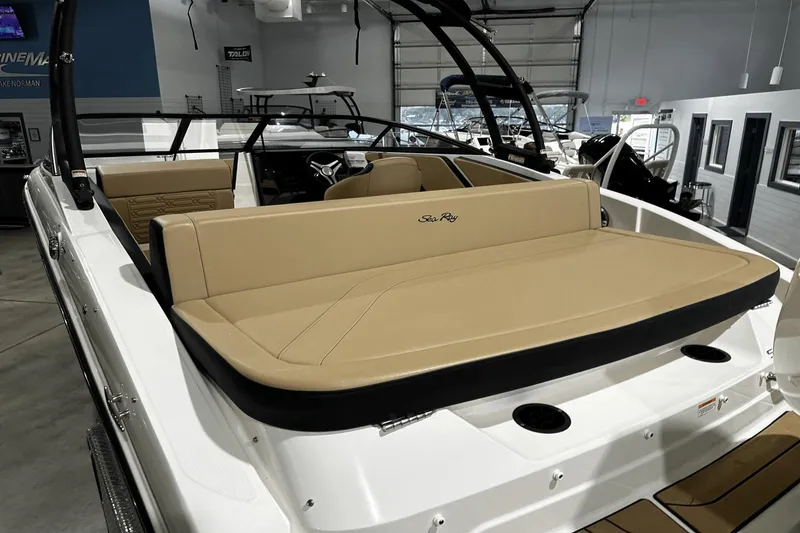 Slide: The Image of Sea Ray SPX 210 Outboard 2025 - 9