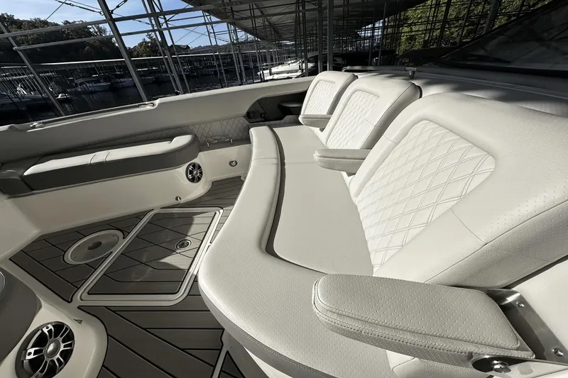 Slide: The Image of Sea Ray SLX 400 2025 - 17