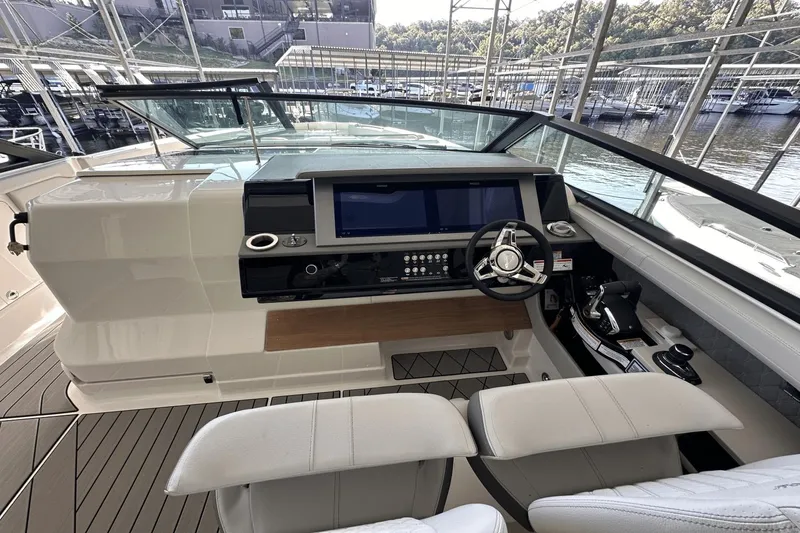 Slide: The Image of Sea Ray SLX 400 2025 - 20