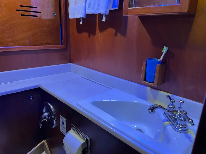 Slide: The Image of 50' Hinckley Sou'wester 1977 (BACCARA) Head - 7