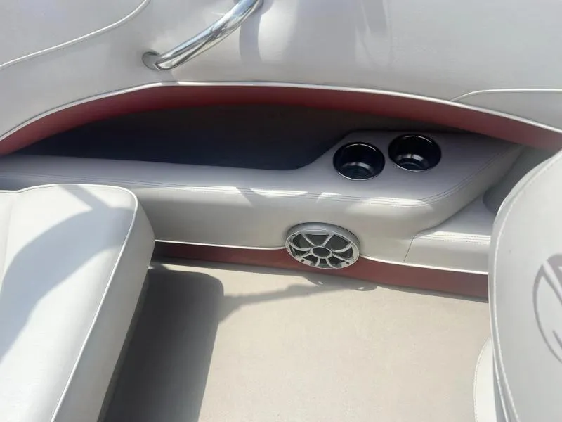 Slide: The Image of Interior of 2016 Crownline Boats 21SS with cup holders and speaker. - 15