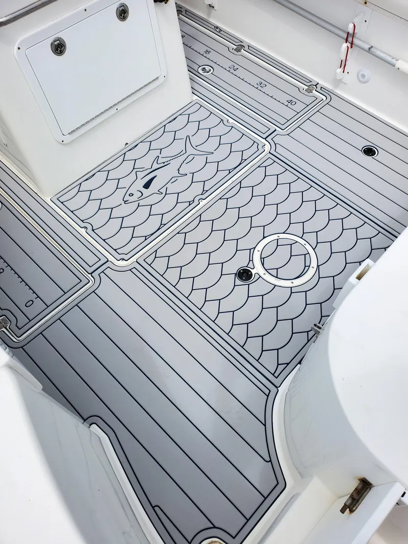 Slide: The Image of 2006 Blue Fin Pro Fish C/C boat deck with fish scale pattern flooring. - 20