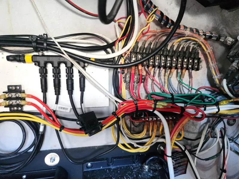 Slide: The Image of Electrical wiring system inside a 2006 Blue Fin Pro Fish C/C boat. - 31