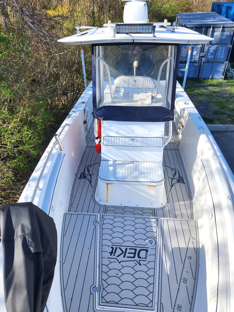 Slide: The Image of 2006 Blue Fin Pro Fish C/C boat with spacious deck and seating. - 33