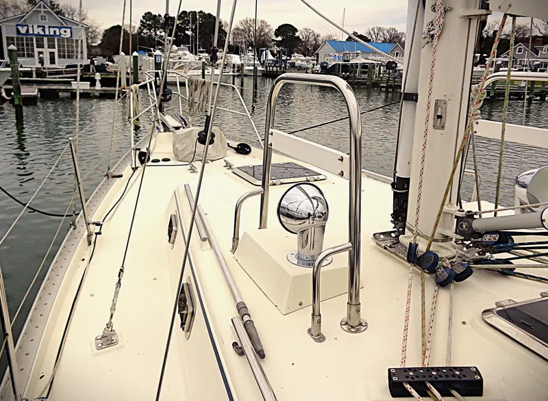 Slide: The Image of 2005 Pacific Seacraft 40 sailboat deck view at marina. - 17