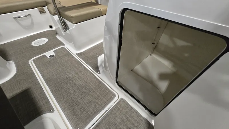 Slide: The Image of Bayliner VR5 Bowrider I/O 2023 - 15
