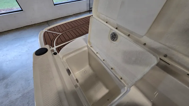 Slide: The Image of Bayliner VR5 Bowrider I/O 2023 - 17