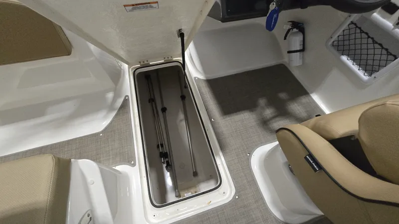 Slide: The Image of Bayliner VR5 Bowrider I/O 2023 - 18