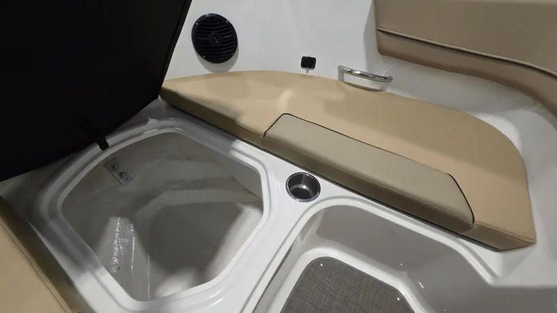 Slide: The Image of Bayliner VR5 Bowrider I/O 2023 - 14